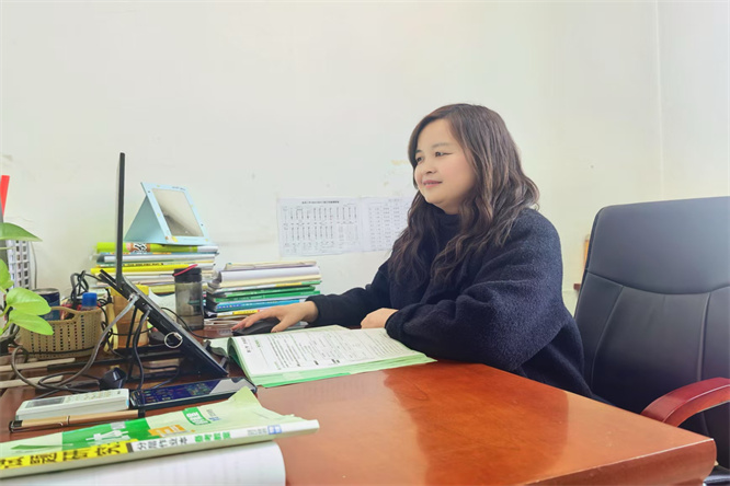 师者以微光，点亮学子逐梦路 ——2025年陕西石油普教中心优秀教师冉亚红